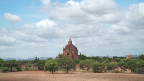Ein-Hoch-Aufragender-Tempel-In-Bagan,-Myanmar,-Aufgenommen-Während-Der-Mittagsaufnahme