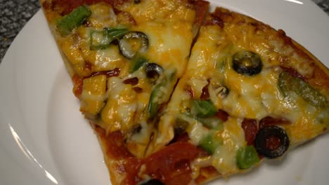 Pizza-Casera-Con-Dos-Rebanadas-En-El-Plato-En-Casa