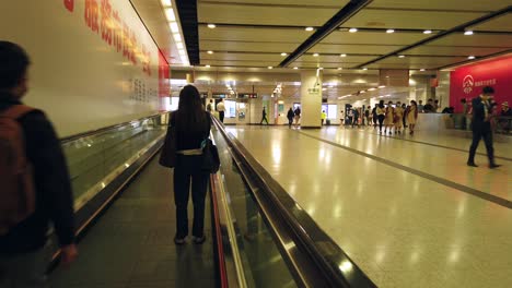 People-using-a-Moving-walkway-in-Hong-Kong-underground-Subway-station