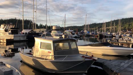 Barcos-Amarrados-En-El-Puerto-Deportivo-De-Deep-Cove,-Vancouver,-Sobre-El-Agua,-Toma-Panorámica