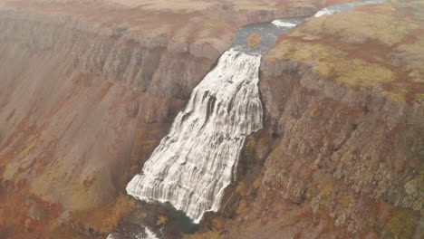 Magnífica-Cascada-De-Dynjandi-Durante-El-Otoño-En-Los-Fiordos-Del-Oeste,-Islandia---Disparo-De-Un-Dron-En-órbita