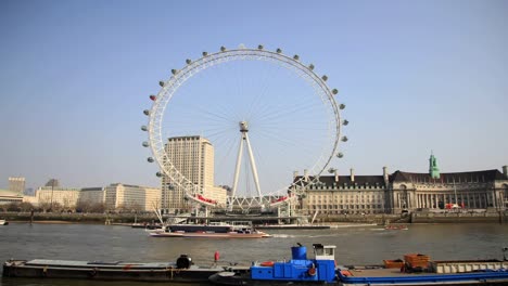Time-lapse-of-London-Eye-on-a-busy-summer-day