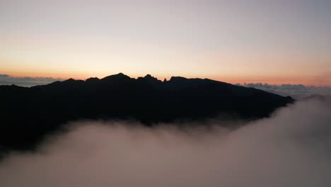 Epische-Silhouettenlandschaft-Des-Berges-Auf-Madeira,-Die-Rückwärts-In-Die-Wolken-Fliegt
