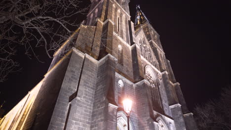 Sankt-Peter-und-Paul-Kirche-In-Vysehrad,-Prag,-Tschechien,-In-Der-Nacht