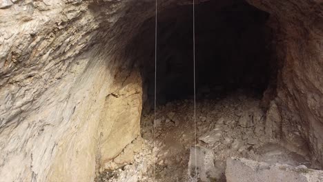 Rettungsteam,-Das-Seile-über-Einem-Massiven-Höhleneingang-Herunterklettert