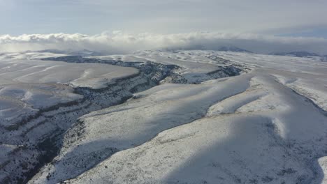 Wide-expansive-view-of-snowy-plains