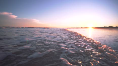 Feuriges-Sonnenlicht-Mit-Krachenden-Wellen,-Die-Sich-Während-Des-Sonnenuntergangs-An-Der-Küste-Waschen