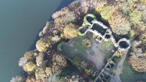 Verfallenes-Liverpool-Castle-Replica-Reservoir-Ruinen-Im-Herbst-Rivington-Woodland-Naturdenkmal-Luftbild-Zoom-In-Sicht