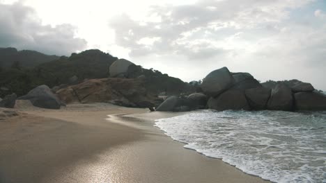 Kleine-Schäumende-Wellen,-Die-Auf-Den-Sand-Des-Ufers-Am-Tayrona-Park-Beach-In-Kolumbien-Krachen