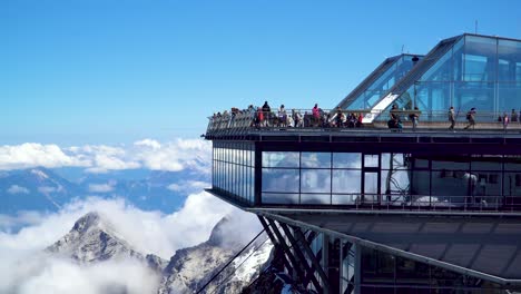Aussichtsplattform-Der-Zugspitze-Zwischen-österreich-Und-Deutschland