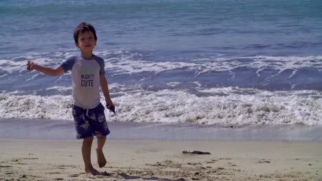 Un-Niño-Juega-Y-Disfruta-De-Un-Día-En-Una-Playa-Mexicana