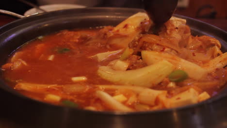 Kimchi-Hirviendo-Y-Burbujeando-En-Una-Olla-En-Seúl,-Corea-Del-Sur
