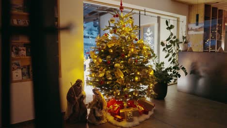 Europäischer-Weihnachtsbaum-In-Einer-Hotellobby