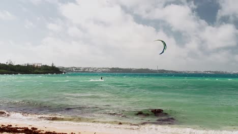 Kitesurfen-An-Einem-Windigen-Tag-Auf-Bermuda