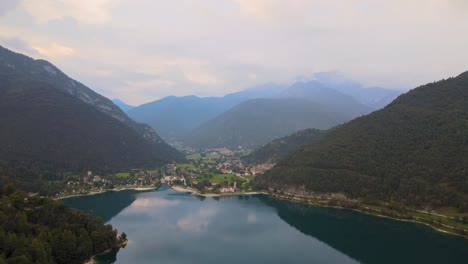 Panorama-Aéreo-Del-Lago-Ledro-Y-Pieve-Di-Ledro-Ciudad-Destino-Turístico-Italia
