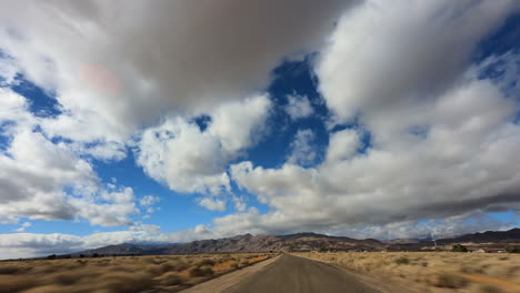 Fahrt-Durch-Die-Mojave-Wüste-Mit-Einer-Dramatischen-Wolkenlandschaft-über-Dem-Kopf---Hyper-Lapse