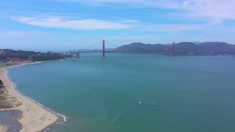 Rückwärts-Fliegende-Golden-Gate-Bridge