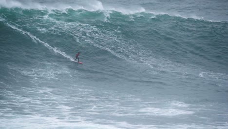 2020-Zeitlupe-Eines-Big-Wave-Surfers,-Der-In-Nazaré,-Portugal,-Auf-Einer-Monsterwelle-Reitet