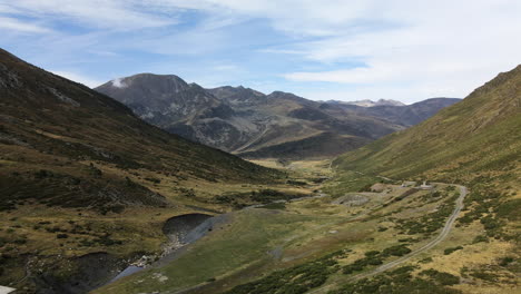 Vuelo-Sobre-Los-Verdes-Campos-Con-Las-Grandes-Montañas-Al-Final-Del-Valle,-En-La-Comarca-De-Puymorens