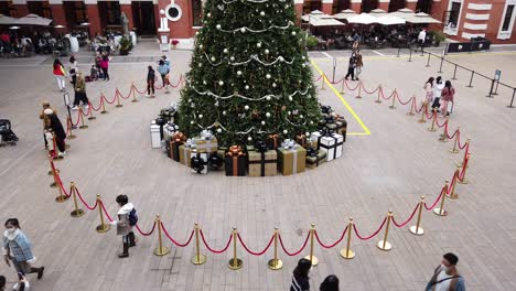 Leute,-Die-Einen-Großen-Weihnachtsbaum-In-Hong-Kong-Sehen-Ehemaliges-Zentrales-Polizeistationsgelände-Mit-Vorbeigehenden-Menschen