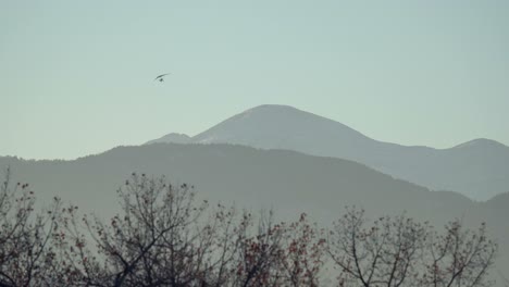Powered-Paragliding-Vor-Einem-Hintergrund-Von-Bergen