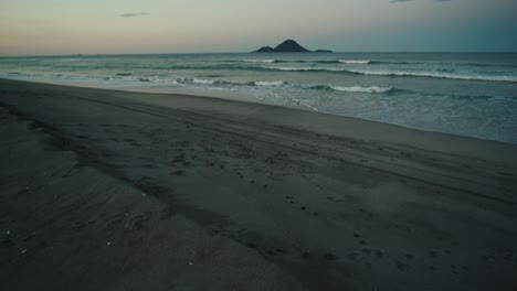 Neigen-Sie-Die-Reval-Ansicht-Von-Einem-Strand-Der-Insel-Moutohora-Am-Horizont-Während-Des-Sonnenuntergangs