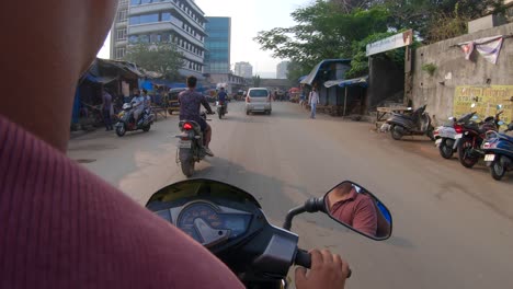 Mumbai-Indien-Kaschmir-Mira-Road-Market-Scooty-Bike-Ride-Over-The-Shoulder-View-Market-Road