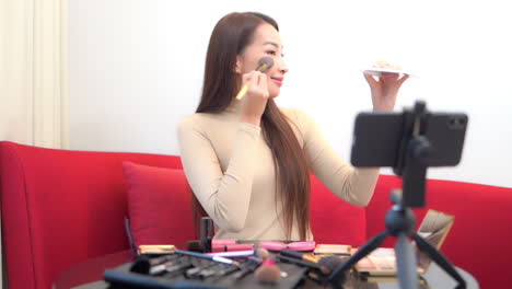 Asiatischer-Make-up-blogger,-Der-Video-Auf-Smartphone-Aufzeichnet