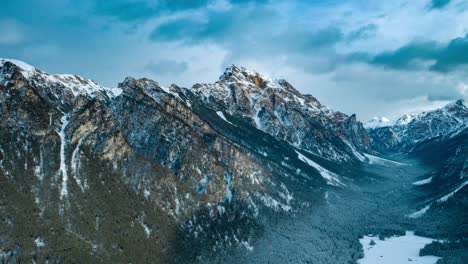 Vuelo-Sobre-La-Cordillera-En-El-Parque-Natural-Fannes-sennes,-Tirol-Del-Sur,-Italia