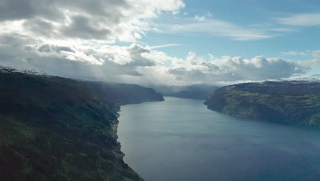 Hermosa-Vista-Del-Innvikfjorden,-Noruega