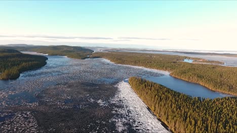 Auf-Einem-Riesigen-See-Im-Norden-Von-Quebec,-Kanada,-Beginnt-Das-Eis-Zu-Schmelzen