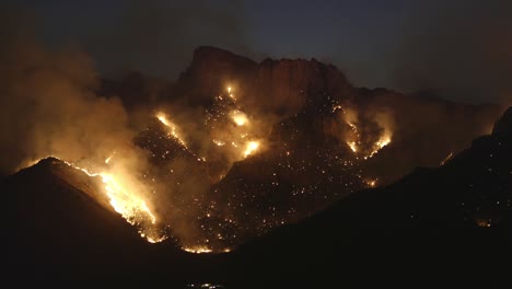 Grandes-Incendios-Forestales-Por-La-Noche,-Colinas-En-Llamas,-Cenizas-Incendiarias-Y-Humo-Que-Causan-Contaminación-Del-Aire-Y-Peligro-Para-El-Medio-Ambiente