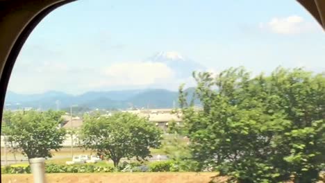 Ackerland-Im-Vordergrund-Mit-Schneebedecktem-Mt.-Fuji-Im-Hintergrund