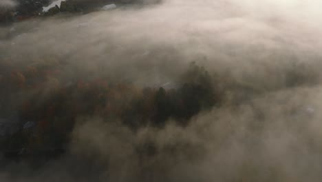 Nebelige-Wolken,-Die-Die-Herbstlichen-Waldbäume-In-Sherbrooke,-Quebec,-Kanada-Einhüllen