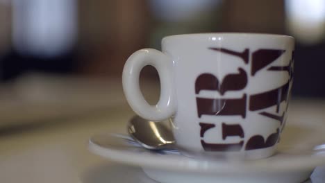 Tasse-Italienischen-Espresso-Macchiato-Kaffee-Seitenansicht