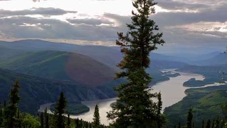 Calming-pan-from-left-to-right-over-a-pinafores,-the-Yukon-River-and-beautiful-mountains