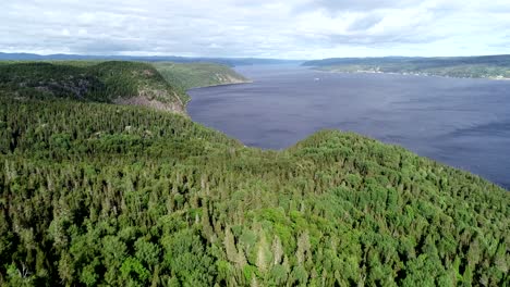 Ein-Wunderbarer-Fjord-In-Quebec-An-Einem-Sonnigen-Tag