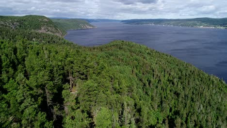 Ein-Majestätischer-Fjord-In-Quebec-Im-Sommer
