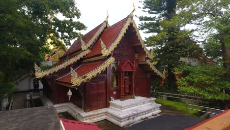 Hölzernes-Gotteshaus-Im-Thailändischen-Buddhistischen-Tempel
