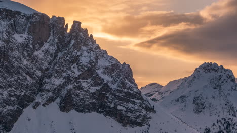 Zeitraffer-Eines-Sonnenuntergangs-Auf-Berggipfeln-Im-Winter