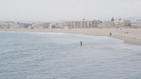 Ein-Mann-Schritt-Zum-Wasser-Am-Venice-Beach-Von-Los-Angeles,-USA