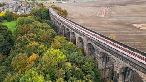 Drohnenaufnahmen-Des-Penistone-Viadukts,-Eines-Gekrümmten-Eisenbahnviadukts,-Das-Die-Eisenbahn-über-Die-Sheffield-Road-Und-Den-Fluss-Don-Führt