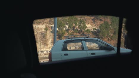 Slo-Mo-Autofensteransicht-Außerhalb-Der-Berge-Himachal-Und-Silhouette-Eines-Paares,-Das-In-Indien-Fährt