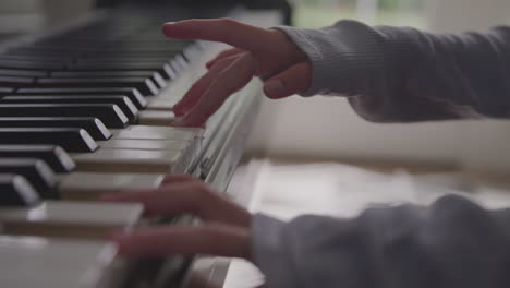 Eine-Hand,-Die-Klavier-Spielt