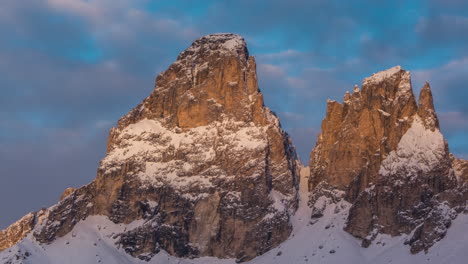 Zeitraffer-Eines-Sonnenaufgangs-Auf-Berggipfeln-Im-Winter