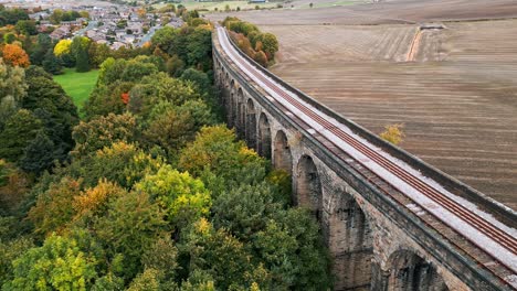 Drohnenvideoaufnahmen-Aus-Der-Luft-Des-Penistone-Viadukts,-Einem-Gekrümmten-Eisenbahnviadukt,-Das-Die-Eisenbahn-über-Die-Sheffield-Road-Und-Den-Fluss-Don-Führt