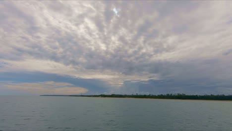 Abfahrt-Tropische-Insel-Im-Nördlichen-Territorium-Australiens-Mit-Heftigem-Sturm-Im-Hintergrund