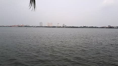 Ein-Schöner-Blick-Auf-Die-Stadt-Hanoi-Am-Ufer-Des-Westsees---Dem-Größten-See-In-Hanoi