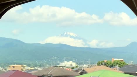 Monte-Fuji-Visto-Desde-Un-Tren-De-Alta-Velocidad