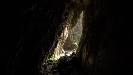 Zeitlupenwasser,-Das-In-Einer-Natürlichen-Höhle-Tropft
